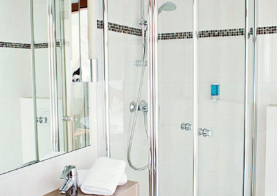 Hitel Panorama Standard Badezimmer mit Dusche