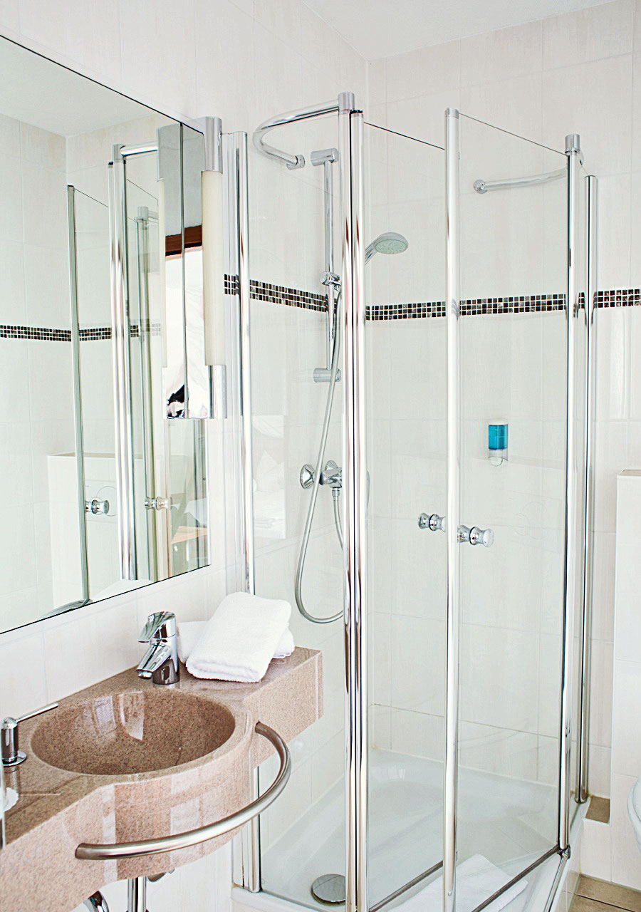 Hitel Panorama Standard Badezimmer mit Dusche
