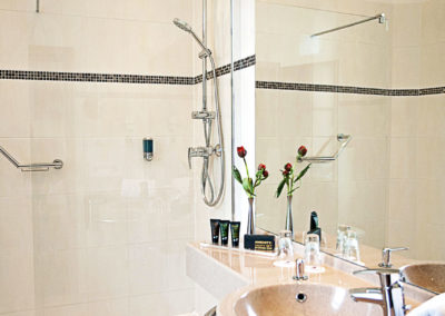 Hotel Panorama Badezimmer mit begehbarer Dusche