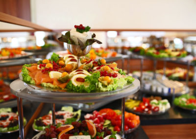 Etagere mit frischem Lachs und Obst