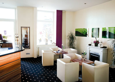 Lounge und Bar mit Blick auf den Neckar