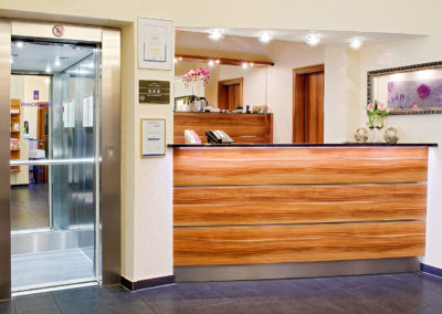 Rezeption und Fahrstuh im Hotel Panorama