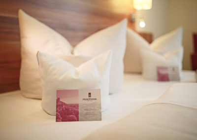 Doppelbett mit Begrüßungskarten